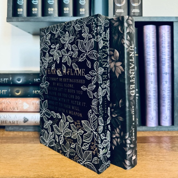 Bookish box Exclusive Signed Edition Untainted by Lilian T. James - Picture 12 of 15